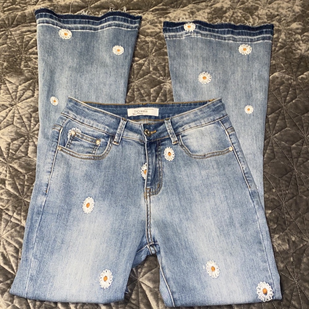 Thcreasa Blue Old Washed High Waisted Daisy Embroidery Wide-leg Light Jeans NWT - Picture 6 of 14